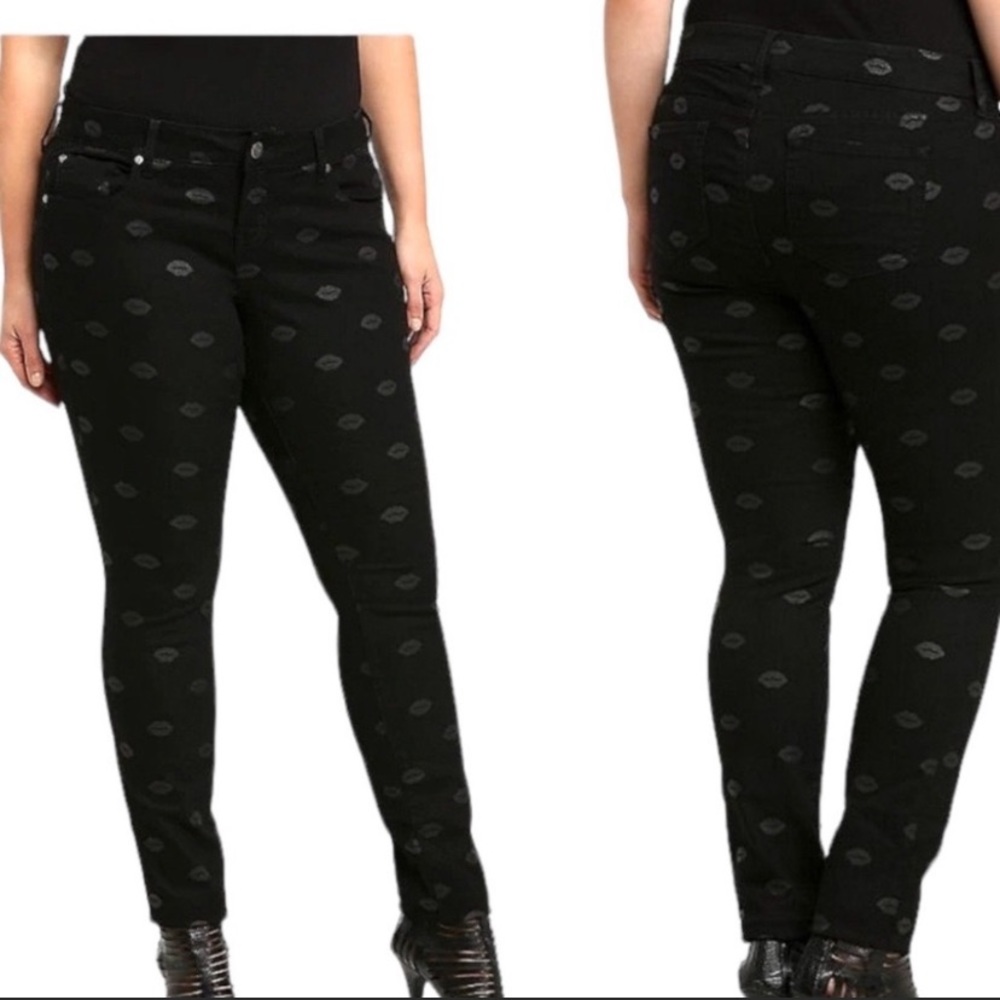 Torrid black jeggings lipstick print